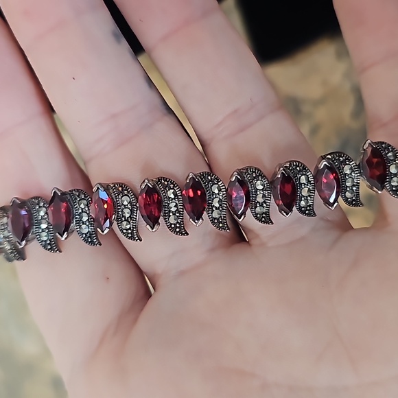 Gothy Garnet and Marcasite in sterling silver bracelet and earrings set - Picture 4 of 7